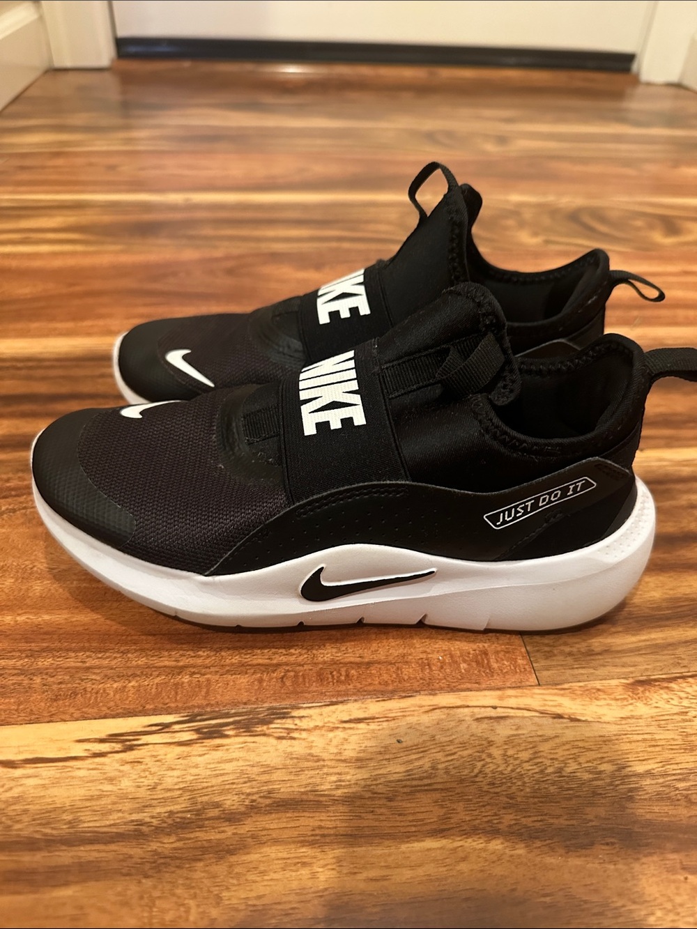 Nike Flex Runners, Black and White, 2.5Y - Picture 4 of 7
